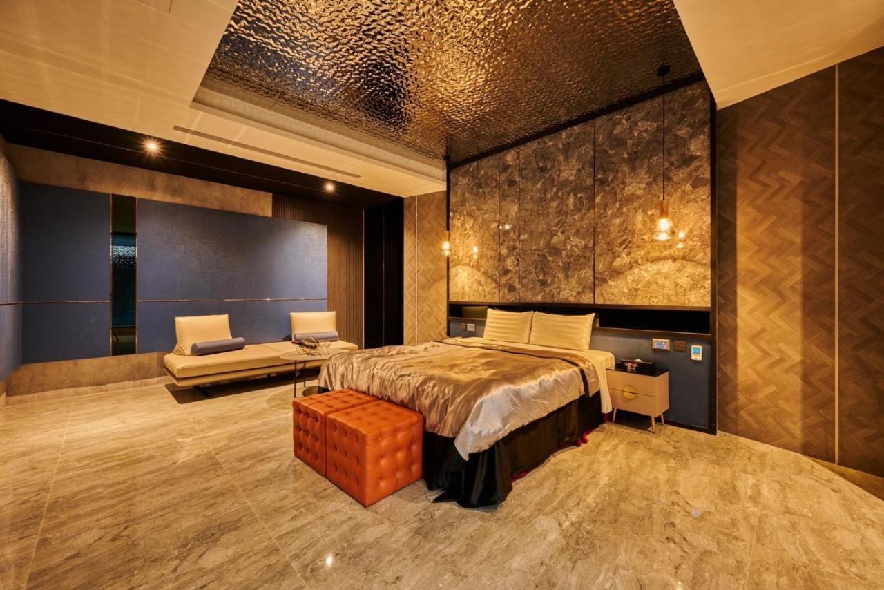 In Night Hotel Тайчжун Экстерьер фото