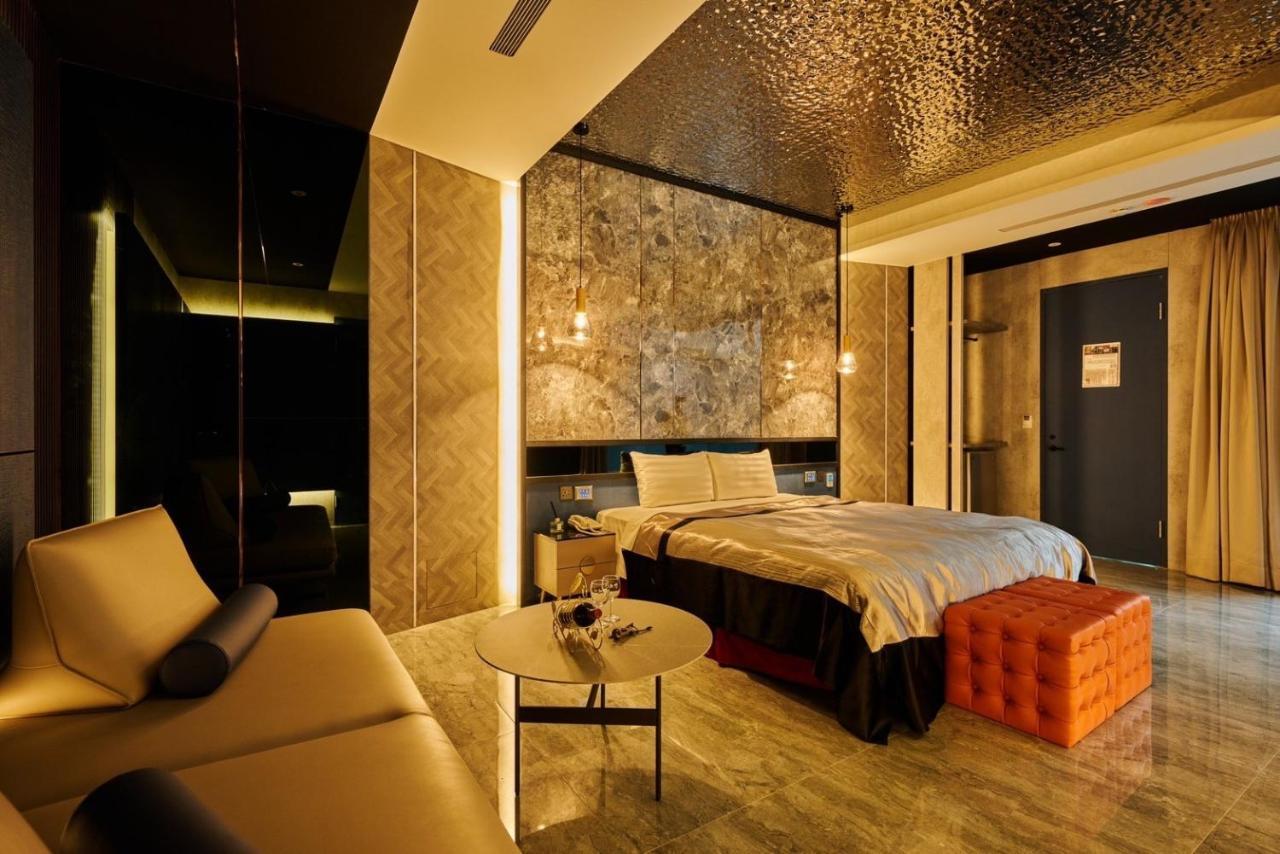 In Night Hotel Тайчжун Экстерьер фото