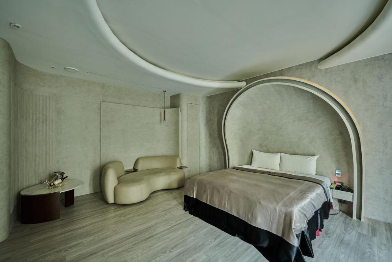 In Night Hotel Тайчжун Экстерьер фото