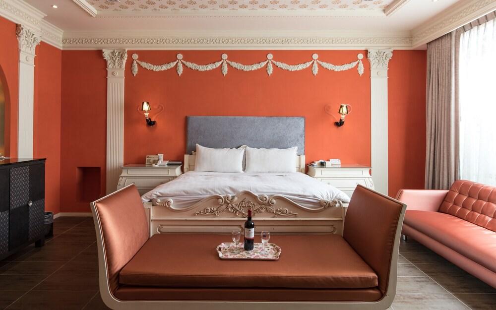 In Night Hotel Тайчжун Экстерьер фото
