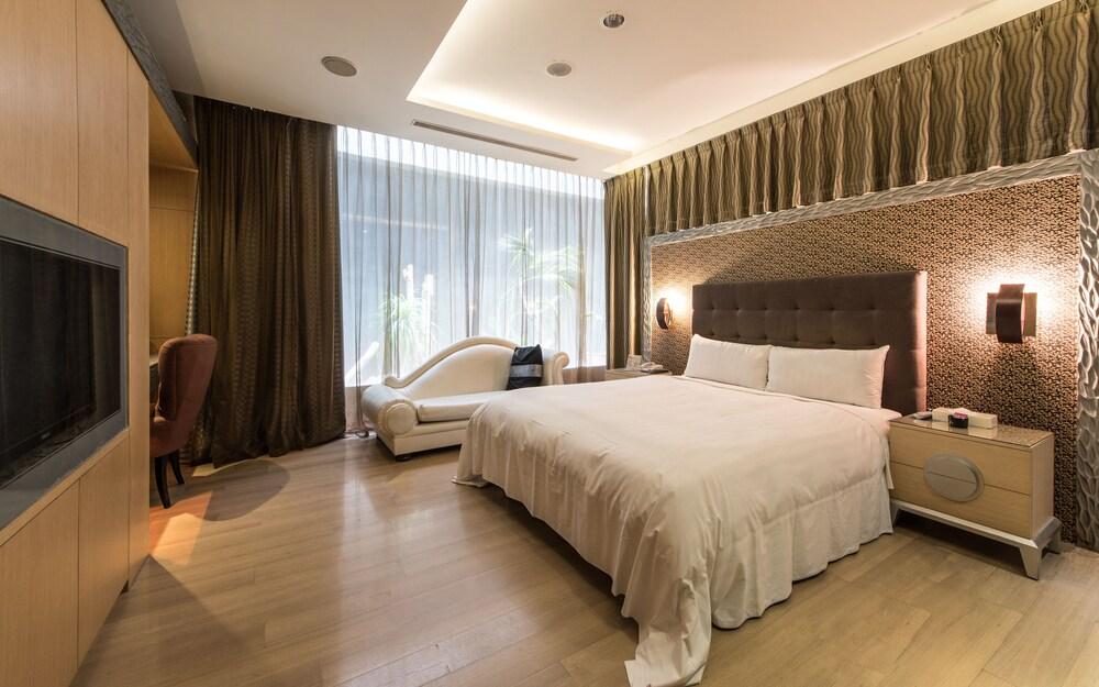 In Night Hotel Тайчжун Экстерьер фото