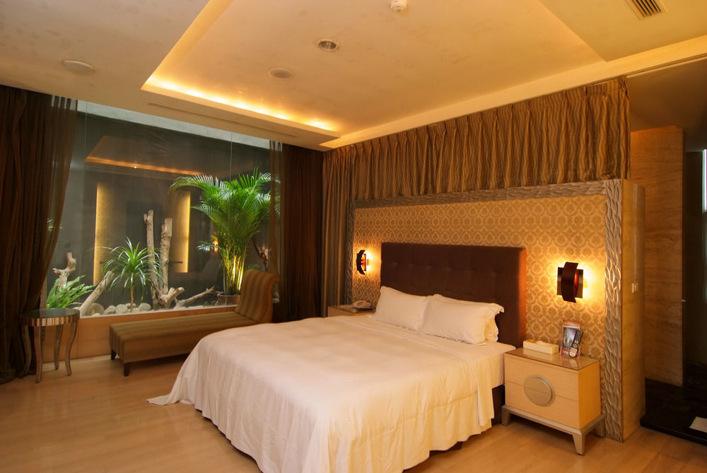 In Night Hotel Тайчжун Экстерьер фото