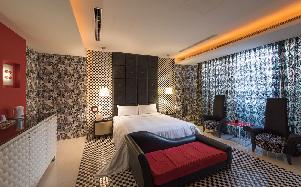 In Night Hotel Тайчжун Экстерьер фото