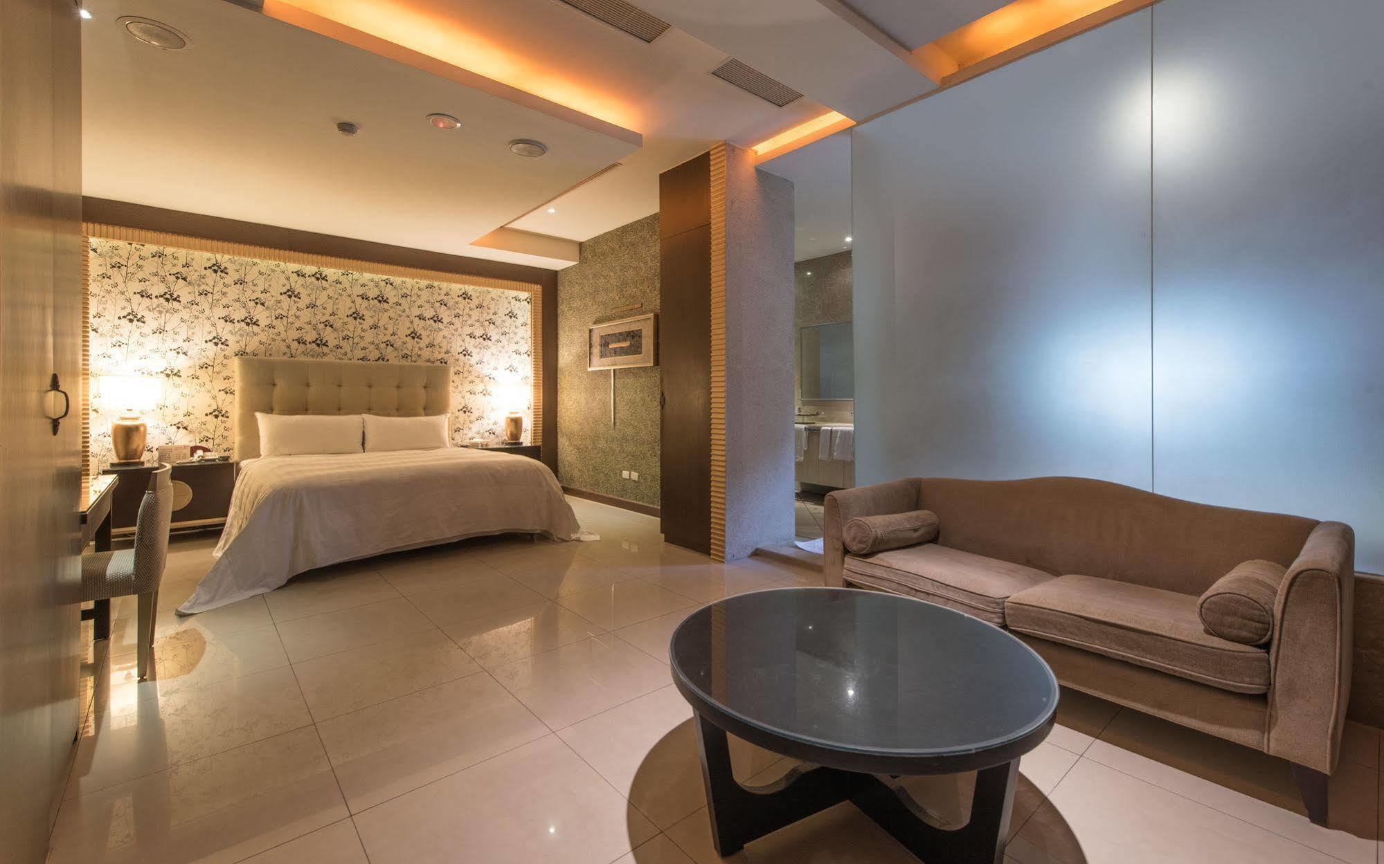 In Night Hotel Тайчжун Экстерьер фото