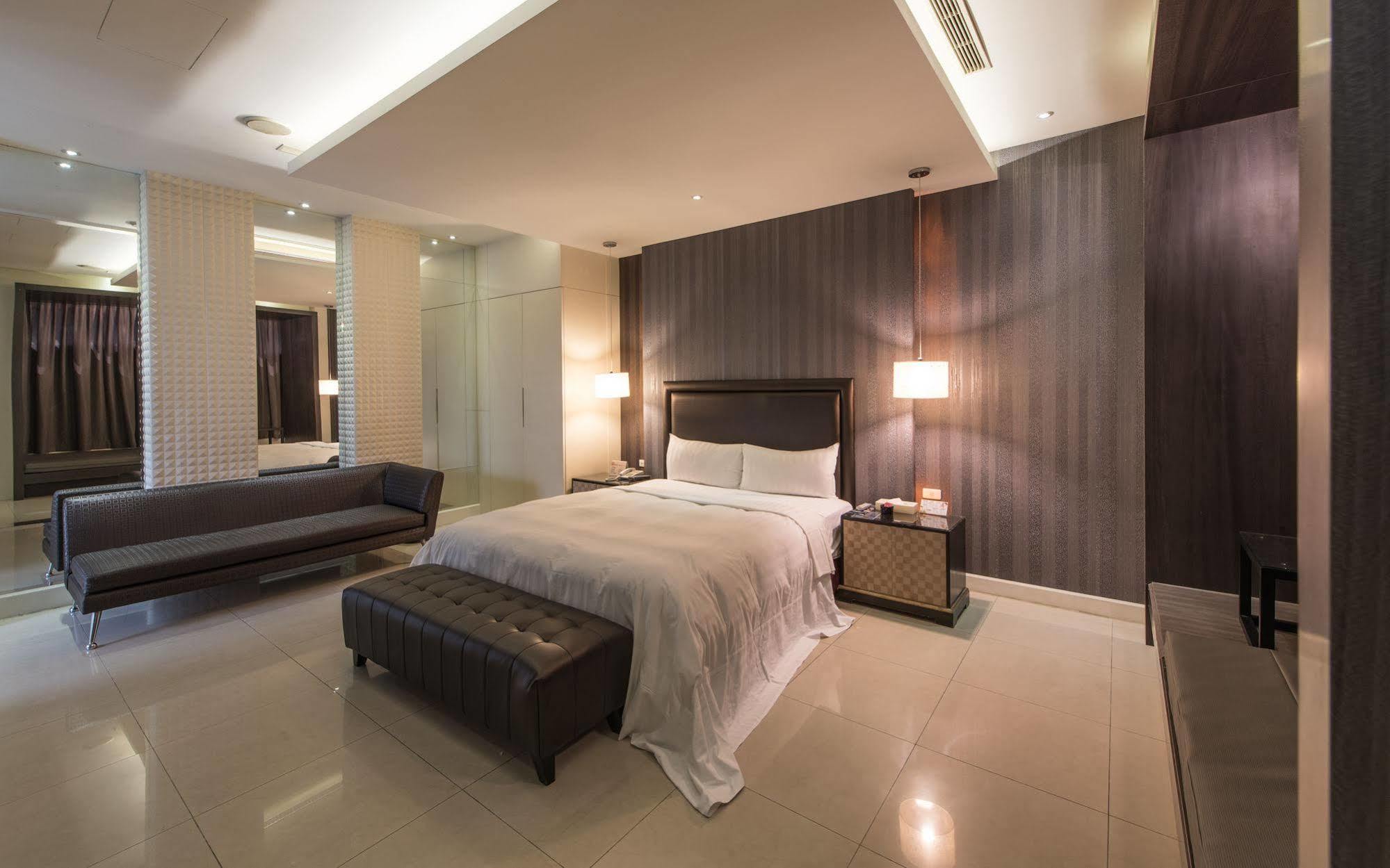 In Night Hotel Тайчжун Экстерьер фото